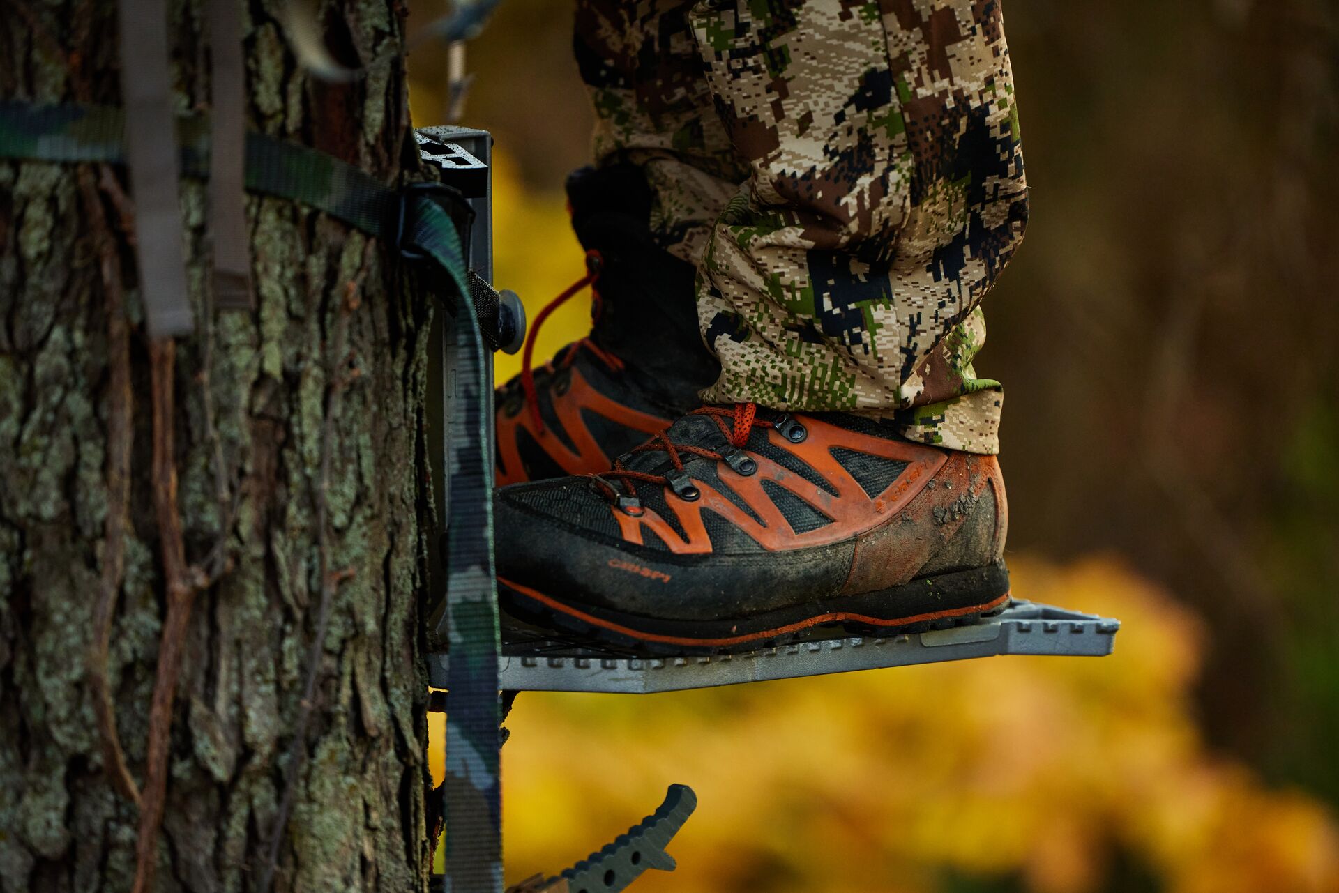 Close-up of a hunter's boots on a tree platform. 